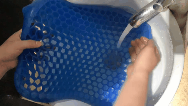 1626172010770711 日本超厲害黑科技【蜂窩凝膠坐墊】透氣舒適，緩震預防勞損，雞蛋都能保護